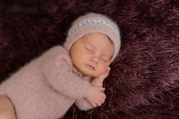 Uma Menina Recém Nascida Oito Dias Idade Uma Roupa Bonita — Fotografia de Stock