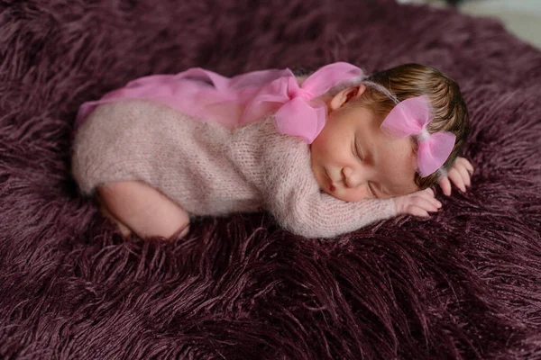 Een Kleine Pasgeboren Meisje Acht Dagen Oud Een Mooie Outfit — Stockfoto