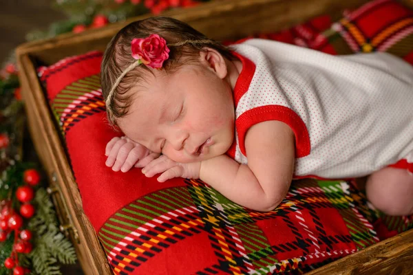 Little Noworodka Dziewczyna Osiem Dni Boże Narodzenie Garnitur Który Śpi — Zdjęcie stockowe