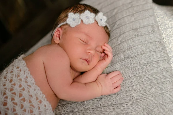 Een Kleine Pasgeboren Meisje Acht Dagen Oud Een Mooie Outfit — Stockfoto