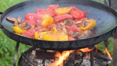 Taze sebzeler açık havada açık ateşte ızgara tavasında pişirilir.