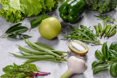 Düz yeşil renkli sebzeler serisi, taze organik ürünler.