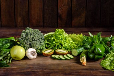 Düz yeşil renkli sebzeler serisi, taze organik ürünler.