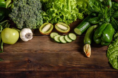 Düz yeşil renkli sebzeler serisi, taze organik ürünler.