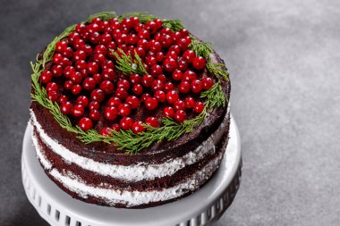 Noel masasının üzerinde parlak kırmızı böğürtlenler ve baharatlı mis kokulu şarapla nefis lezzetli bir pasta.