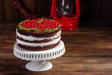 Noel masasının üzerinde parlak kırmızı böğürtlenler ve baharatlı mis kokulu şarapla nefis lezzetli bir pasta.