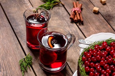 Noel masasının üzerinde parlak kırmızı böğürtlenler ve baharatlı mis kokulu şarapla nefis lezzetli bir pasta.