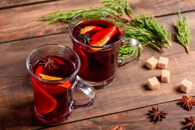 Noel masasının üzerinde parlak kırmızı böğürtlenler ve baharatlı mis kokulu şarapla nefis lezzetli bir pasta.