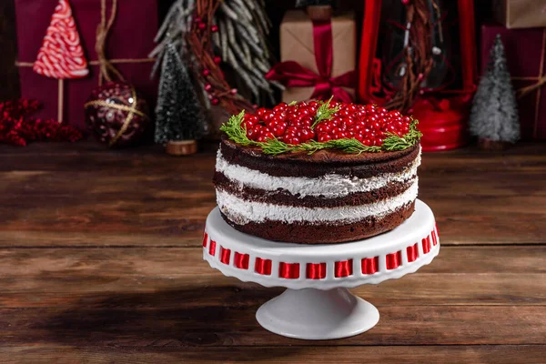 Stock image Beautiful delicious cake with bright red berries on the Christmas table with fragrant mulled wine with spices