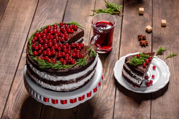 Hermoso Pastel Delicioso Con Bayas Rojas Brillantes Mesa Navidad Con — Foto de Stock