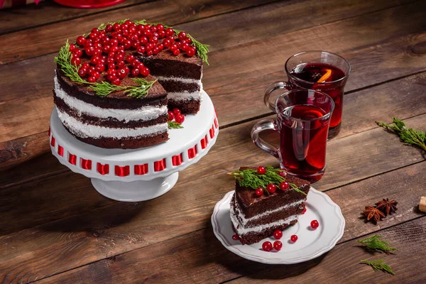 Bella Torta Deliziosa Con Bacche Rosse Luminose Sulla Tavola Natale — Foto Stock