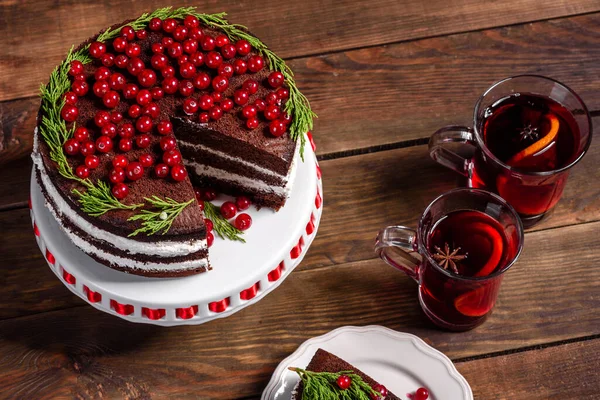 Bella Torta Deliziosa Con Bacche Rosse Luminose Sulla Tavola Natale — Foto Stock