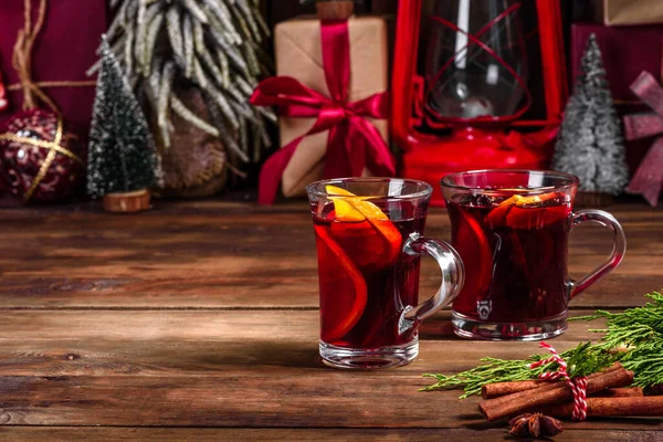 Όμορφο Νόστιμο Κέικ Έντονα Κόκκινα Μούρα Στο Τραπέζι Των Χριστουγέννων — Φωτογραφία Αρχείου