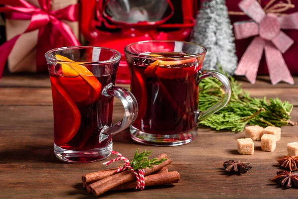 Bella Torta Deliziosa Con Bacche Rosse Luminose Sulla Tavola Natale — Foto Stock