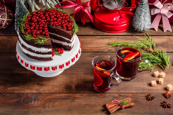 Hermoso Pastel Delicioso Con Bayas Rojas Brillantes Mesa Navidad Con —  Fotos de Stock