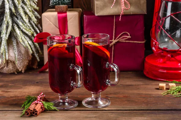 Gyönyörű Finom Torta Élénk Piros Bogyókkal Karácsonyi Asztalon Illatos Forralt — Stock Fotó
