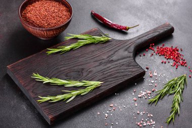 Ev yemeği hazırlığı için esmer bir zemindeki baharat ve bitkilerin bileşimi