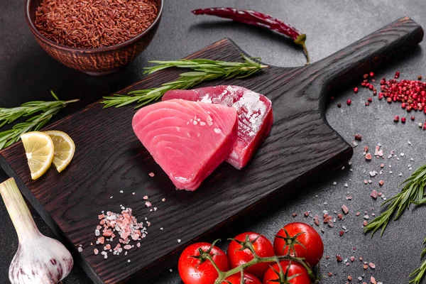 Fresh Tuna Fillet Steaks Spices Herbs Black Background Preparing Tuna — Stock Photo, Image