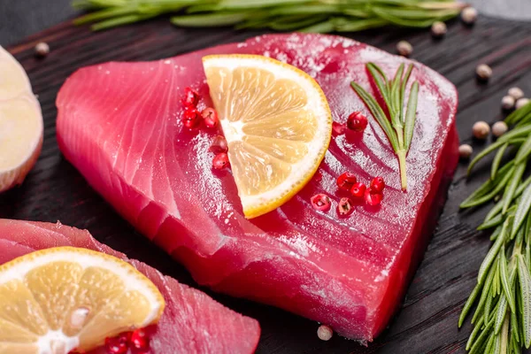 Fresh Tuna Fillet Steaks Spices Herbs Black Background Preparing Tuna — Stock Photo, Image