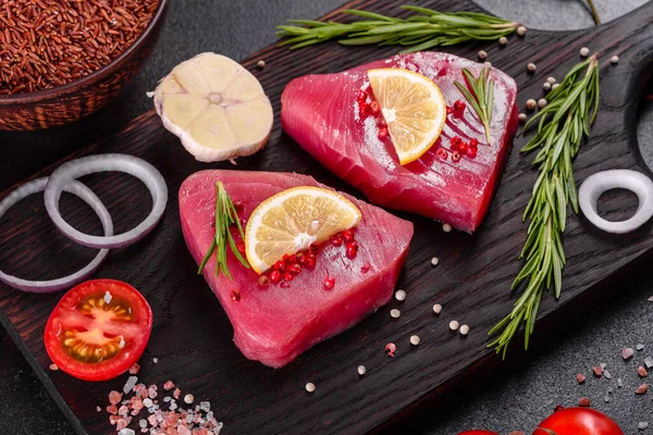 Fresh Tuna Fillet Steaks Spices Herbs Black Background Preparing Tuna — Stock Photo, Image