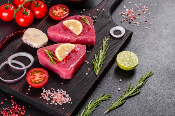 Fresh Tuna Fillet Steaks Spices Herbs Black Background Preparing Tuna — Stock Photo, Image
