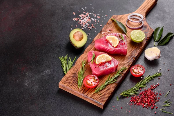 Fresh Tuna Fillet Steaks Spices Herbs Black Background Preparing Tuna — Stock Photo, Image