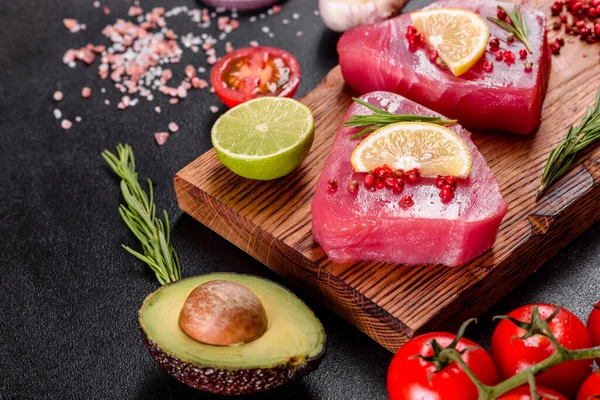 Fresh Tuna Fillet Steaks Spices Herbs Black Background Preparing Tuna — Stock Photo, Image