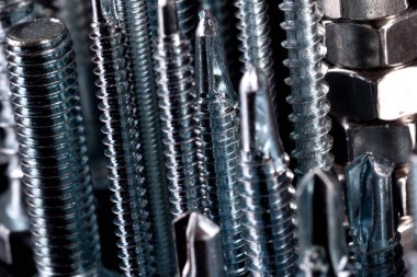 Cıvatalardan, fındıklardan, vidalardan ve yansımalı siyah bir arka planda kesimlerden oluşan fantastik bir şehir. Demir Şehir