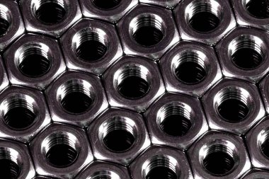 Metal çelik fındıklar siyah bir zemine yerleştirilmiş.