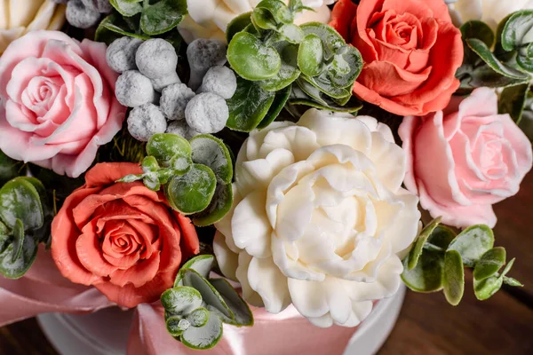 Kytice Krásných Jasně Růžových Květin Dárkové Válcové Lepenkové Krabičce Dárkové — Stock fotografie
