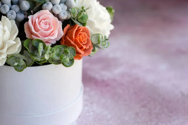 Buquê Belas Flores Rosa Brilhantes Uma Caixa Papelão Cilíndrico Presente — Fotografia de Stock