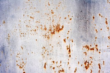 Çatlakları ve çizikleri olan metal bir duvarın dokusu arka plan olarak kullanılabilir.