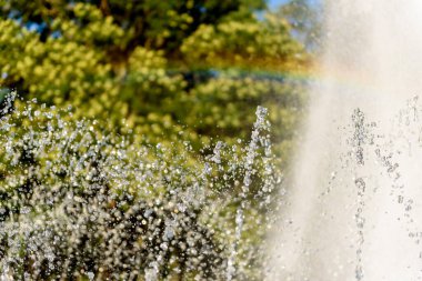 Su çeşmesinden gelen bulanık damlalar, sönmüş ışık, bulanık bokeh