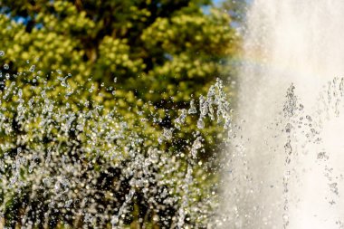 Su çeşmesinden gelen bulanık damlalar, sönmüş ışık, bulanık bokeh