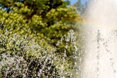 Su çeşmesinden gelen bulanık damlalar, sönmüş ışık, bulanık bokeh