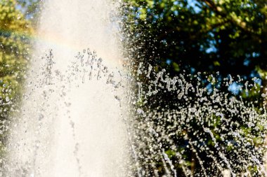 Su çeşmesinden gelen bulanık damlalar, sönmüş ışık, bulanık bokeh