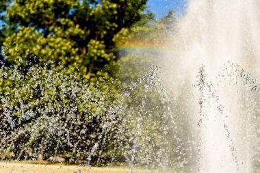 Su çeşmesinden gelen bulanık damlalar, sönmüş ışık, bulanık bokeh