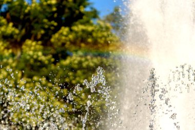 Su çeşmesinden gelen bulanık damlalar, sönmüş ışık, bulanık bokeh