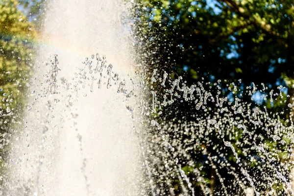Su çeşmesinden gelen bulanık damlalar, sönmüş ışık, bulanık bokeh