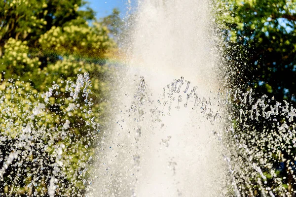Su çeşmesinden gelen bulanık damlalar, sönmüş ışık, bulanık bokeh