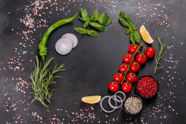 Taze balık deniz kabuğu ve yemek pişirmek için malzemeler. Koyu bir masada baharat ve bitkilerle çiğ balık deniz kabuğu.