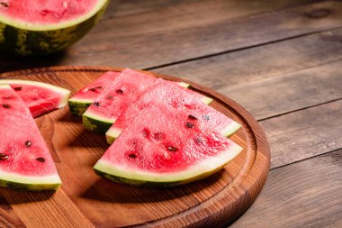 Nane ve karpuz suyuyla dilimlenmiş taze lezzetli karpuz. Yaz karpuz hasadı