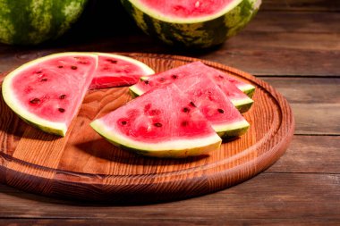 Nane ve karpuz suyuyla dilimlenmiş taze lezzetli karpuz. Yaz karpuz hasadı