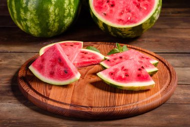 Nane ve karpuz suyuyla dilimlenmiş taze lezzetli karpuz. Yaz karpuz hasadı