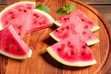 Nane ve karpuz suyuyla dilimlenmiş taze lezzetli karpuz. Yaz karpuz hasadı