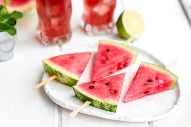 Nane ve karpuz suyuyla dilimlenmiş taze lezzetli karpuz. Yaz karpuz hasadı