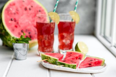 Nane ve karpuz suyuyla dilimlenmiş taze lezzetli karpuz. Yaz karpuz hasadı