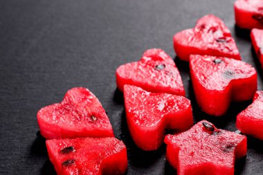 Nane ve karpuz suyuyla dilimlenmiş taze lezzetli karpuz. Yaz karpuz hasadı