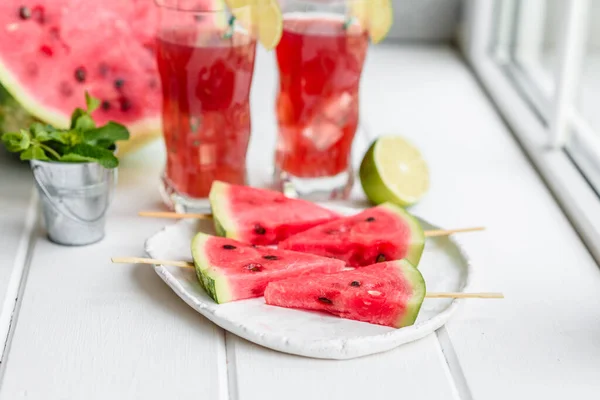 Fresca Sandía Deliciosa Rodajas Con Menta Jugo Sandía Cosecha Sandía — Foto de Stock