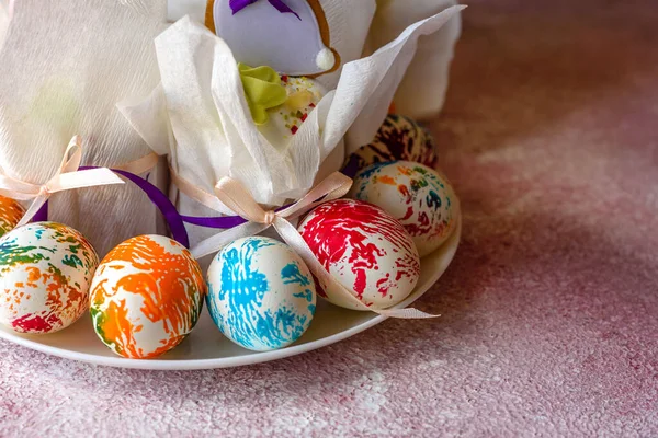 Oeufs Multicolores Lumineux Pâques Avec Tartes Pâques Sur Une Plaque — Photo